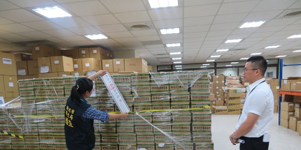 感冒液也有假！「天良諾克」即期品遭竄改　封存逾16萬罐。（圖／新北市衛生局提供）