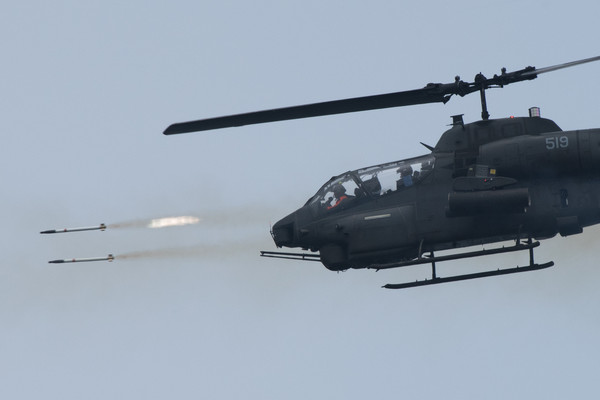 國軍「漢光33號」演習實兵演練,AH-1W眼鏡蛇攻擊直升機發射海神火箭（圖／記者季相儒攝）