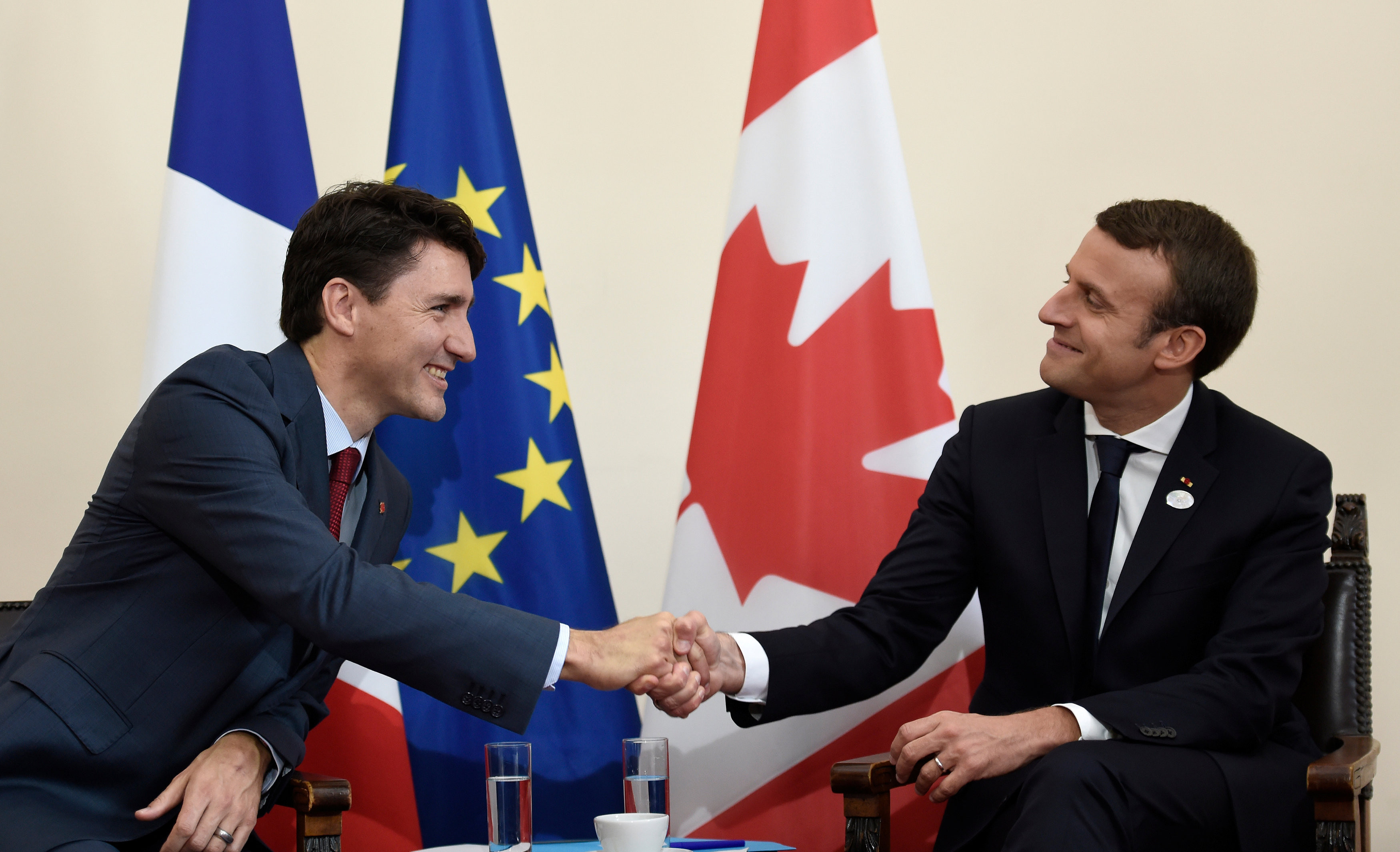 法國新任總統馬克宏（Emmanuel Macron）與加拿大的總理杜魯多（Justin Trudeau）。（圖／路透社）