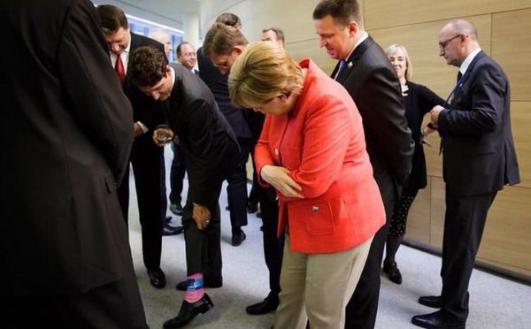 加拿大總理杜魯多喜歡穿各式襪子。（圖／翻攝自推特）