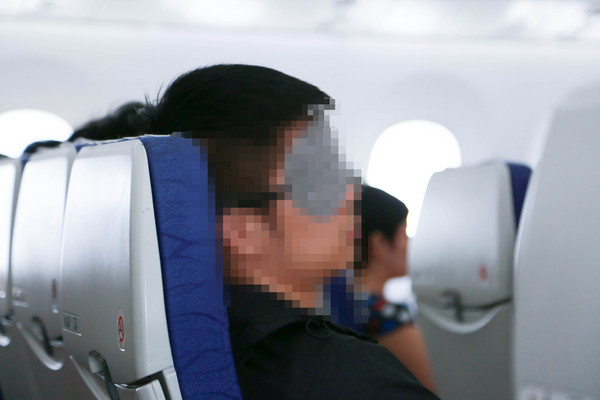 飛機上睡覺方法,準備一個眼罩,幫助睡眠（圖／記者林世文攝）