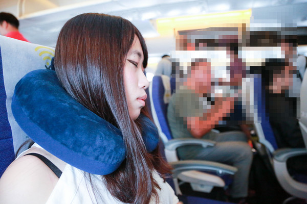 在飛機上睡覺方法,準備一個頸枕,頸枕好睡眠（圖／記者林世文攝）
