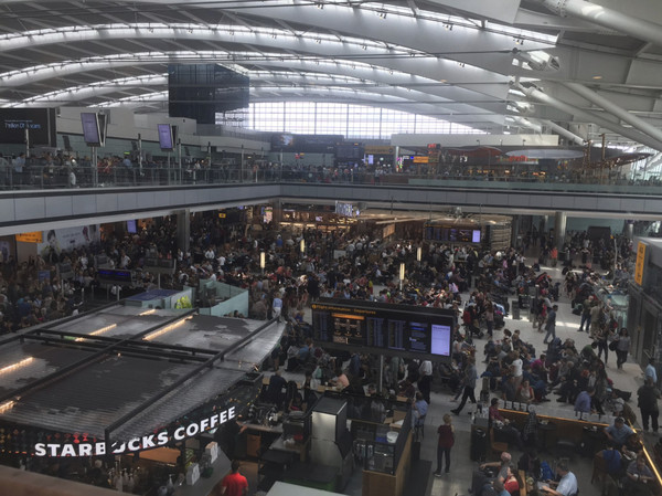 英航電腦故障，旅客擠爆希斯洛機場（Heathrow Airport）。（圖／達志影像／美聯社）