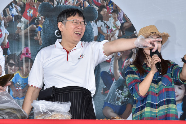 台北市長柯文哲出席「水岸台北2017端午嘉年華」包粽體驗並為龍舟選手加油。（圖／記者李毓康攝）