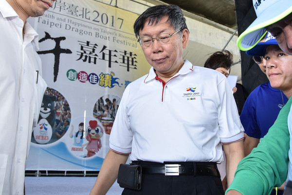 台北市長柯文哲出席「水岸台北2017端午嘉年華」包粽體驗並為龍舟選手加油。（圖／記者李毓康攝）