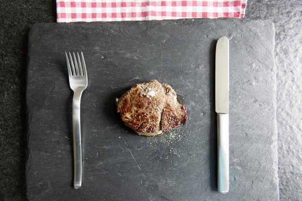 牛排,餐盤,刀叉。（圖／取自librestock網站）