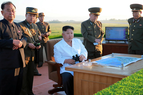 北韓領導人金正恩視察最新防空飛彈系統試射。（圖／路透社）