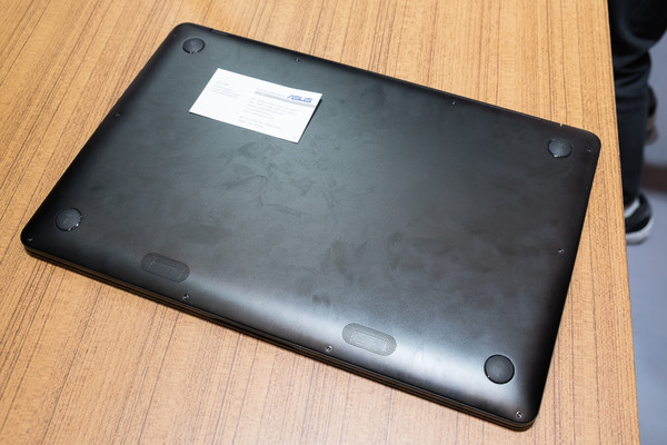 華碩 ASUS ZenBook Pro 筆電動手玩。（圖／記者莊友直攝）