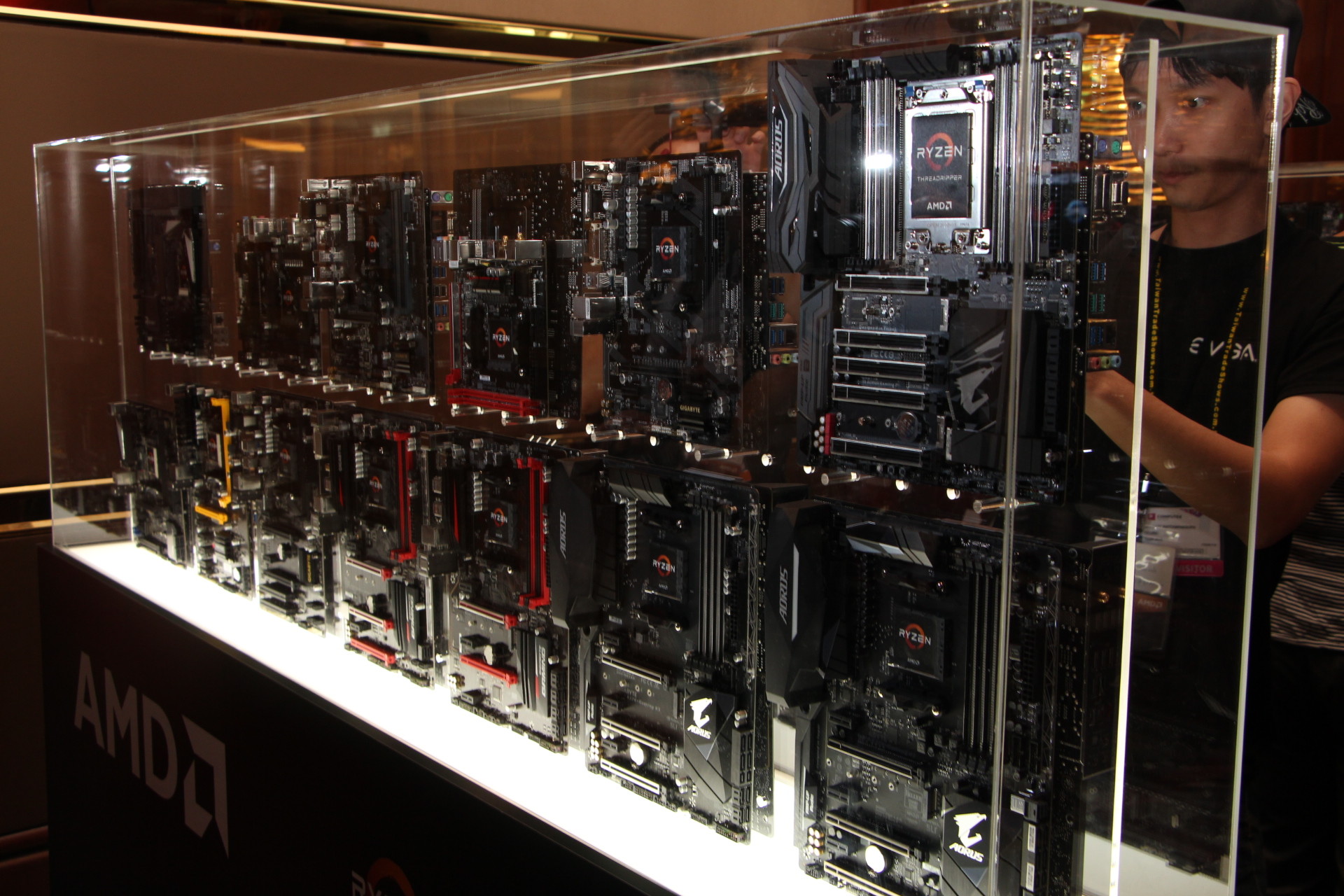 AMD全新16核心CPU正式公開  新顯卡27日上市▲（圖／y xul45l4）