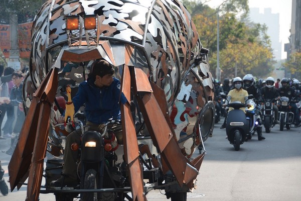 超狂！社子島少年尬車用這台手工車　路上超跑都掉漆了（圖／國泰金控提供）