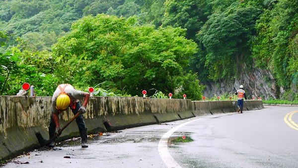▲蘇花公路養護人員。(圖/蘇花公路即時路況FB專頁授權提供)