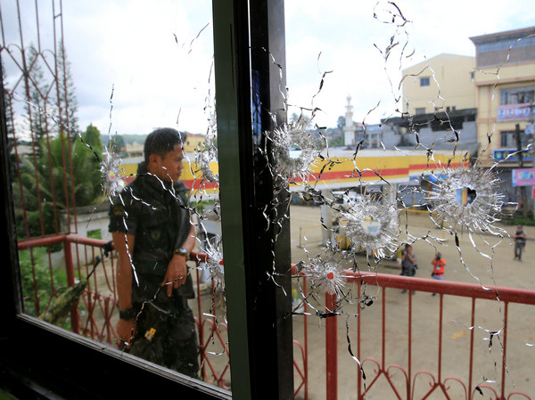 菲律賓政府軍與激進組織「馬巫德集團（Maute Group）」在馬拉韋市進行激戰。（圖／路透社）