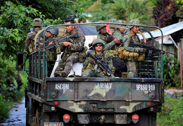 菲律賓政府軍與激進組織「馬巫德集團（Maute Group）」在馬拉韋市進行激戰。（圖／路透社）