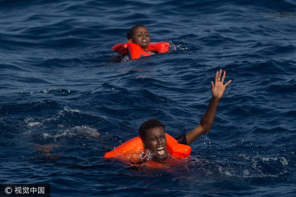 非洲難民在地中海上載浮載沉。（圖／CFP）