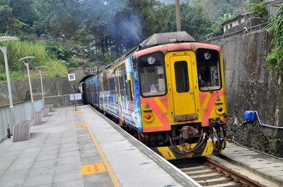 台鐵深澳線邊坡改善完工　明天起全線恢復行車