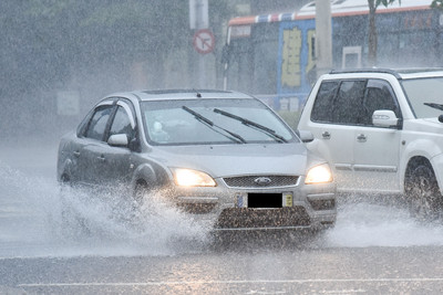 雨天「沒開大燈」被罰1200元！苦主收罰單曝：日行燈不行