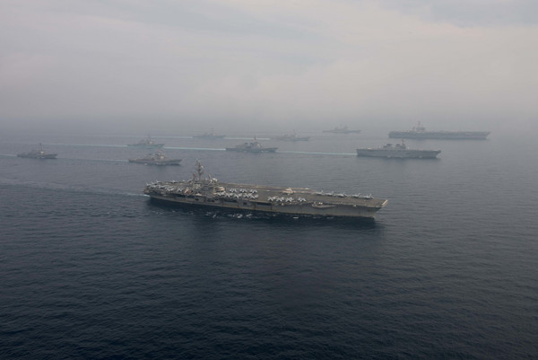 美國海軍派出核動力航空母艦「卡爾文森號」、「雷根號」與日本海軍驅逐艦「日向號」（ひゅうが）、「足柄號」（あしがら）在日本海上舉行聯合軍演。（圖／路透社）