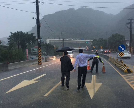 ▲時代力量立委黃國昌淋雨勘災。（圖／翻攝自黃國昌臉書）