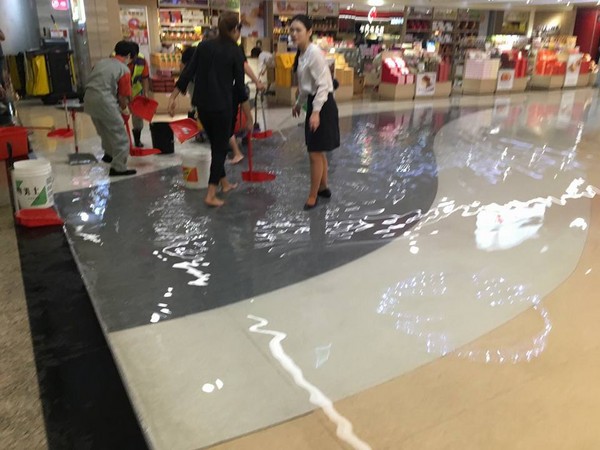 ▲桃園機場第二航廈受到豪雨影響，二樓禮品大街嚴重積水。（圖／翻攝自爆料公社）