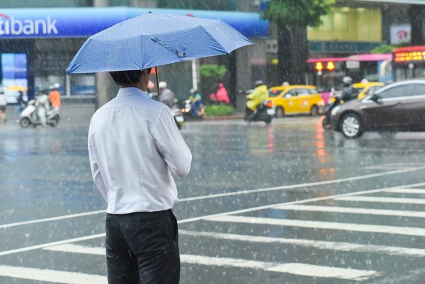 ▲下雨,雨天,天氣,積水,豪大雨,雷陣雨,梅雨,降雨,氣象,行人（圖／李毓康記者攝）