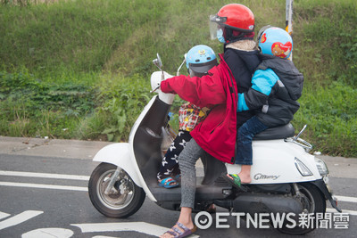 闯红灯逆向!男驾驶一下车骂哭女骑士 路人心疼