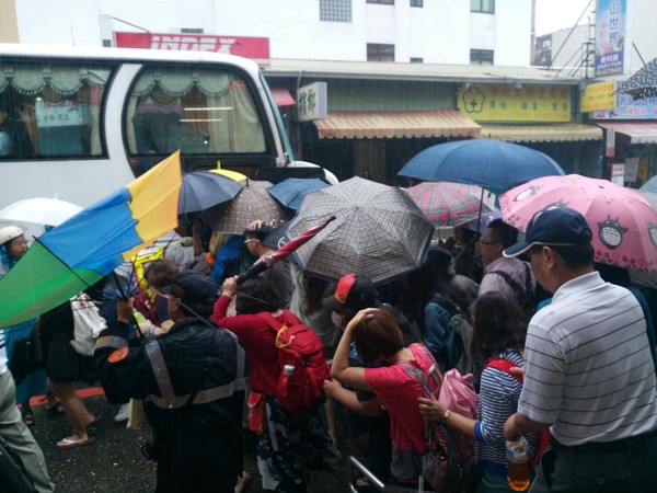 ▲台鐵部分車站受暴雨影響，路線不通，啟動公路接駁。（圖／台鐵提供）