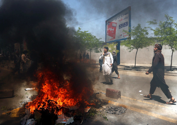 ▲阿富汗首都喀布爾2日示威活動，3日一場葬禮遭炸彈攻擊。（圖／路透社）