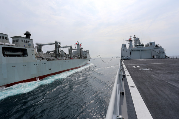 《中國軍網》首次公開901型綜合補給艦首艦與071型船塢登陸艦進行了縱向、左舷、右舷等一系列海上補給演練。（圖／翻攝自中國軍網）