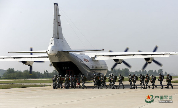 解放軍空軍空降兵某航空兵旅組織遠海低空突防戰術演練，成功在某陌生海上目標實施模擬空降，檢驗部隊遠程運輸投送和海上突防能力。（圖／翻攝自中國軍網）