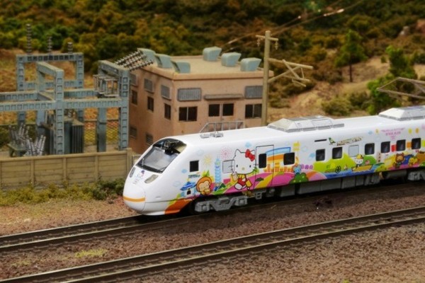 ▲台鐵推出Kitty彩繪「N規火車模型」以及Kitty系列全新周邊商品。（圖／台鐵提供）