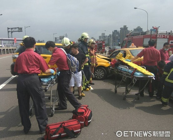 ▲永和區中正橋發生2計程車車禍意外，共3人送醫。（圖／林煒傑記者翻攝）