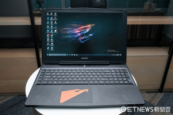 同屬輕薄、性能更強！技嘉AORUS X5 MD電競筆電動眼看。（圖／記者莊友直攝）