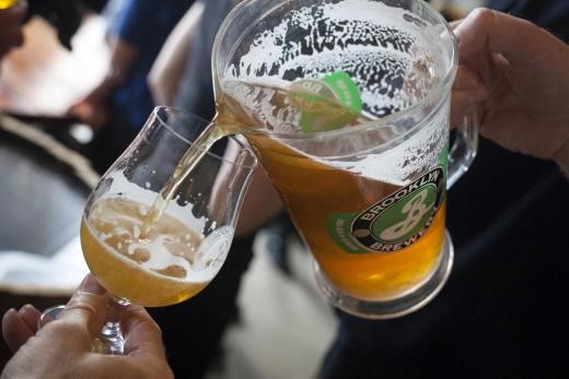 ▲ 2016年全球含酒精飲品的銷售量下滑了1.3%，其中啤酒賣得最不好。（圖／路透社）