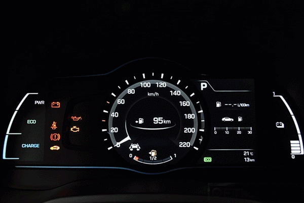 IONIQ所配置的7吋全彩數位化儀表板，可依行車模式而有不同顯示模式。
