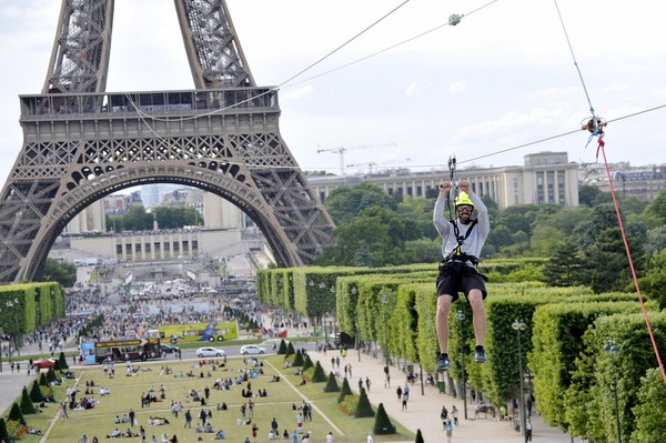 巴黎艾菲爾鐵塔推「免費滑索體驗」。（圖／達志影像／美聯社）