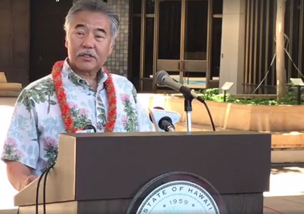 ▲夏威夷州長大衛（David Ige）簽署兩項新法案與協定，目標要減低州內的溫室氣體排放，公開支持《巴黎協定》，反對川普退出的行為。（圖／翻攝自Governor David Ige粉絲專頁）