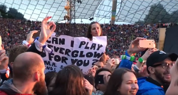 「我可以幫你伴奏嗎？」歌迷幸運上台替酷玩樂團Coldplay彈奏。（圖／翻攝自YouTube）
