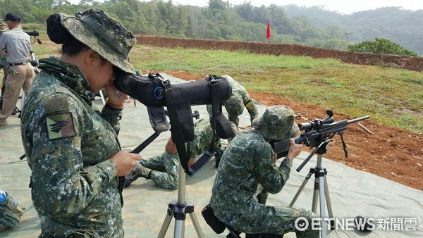 花東首位女狙擊手簡佩華中士，參加106年第1梯狙擊手訓練班，在特等射手進階訓練班，獲取第一名優異成績。（圖／花防部提供）