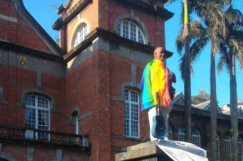 ▲▼建中畢業典禮彩虹旗遭撤下後，有人掛回蔣中正銅像上。（圖／翻攝黑特建中臉書）