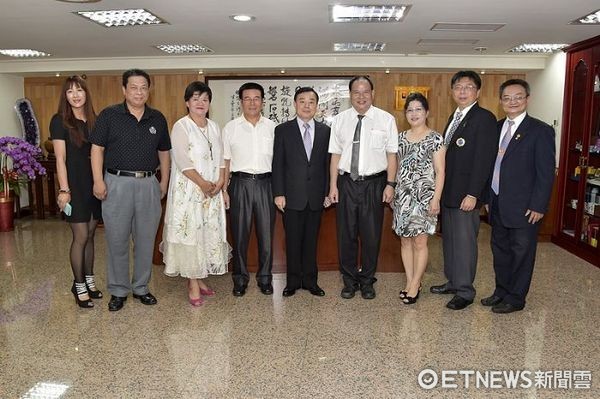 ▲「台灣學習黨」黨主席蔡勝弘率黨內主要幹部30餘人，抵桃園市議會拜會市議長邱奕勝。（圖／市議會提供）