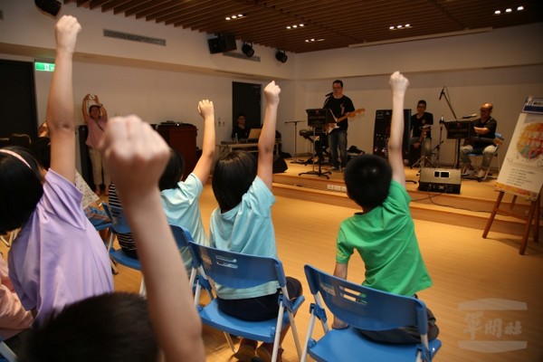 示範樂隊華興育幼院公益表演　院童歡度快樂時光