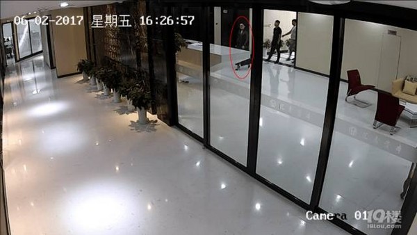 ▲潮正女碩士能力太差　被解聘竟帶5名惡男「打爆主管！」。（圖／翻攝微博）