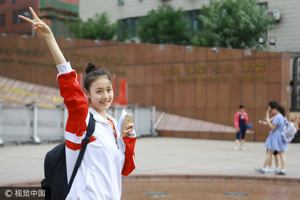 ▲▼中國一名美女考生在高考結束後走出考場。（圖／CFP）