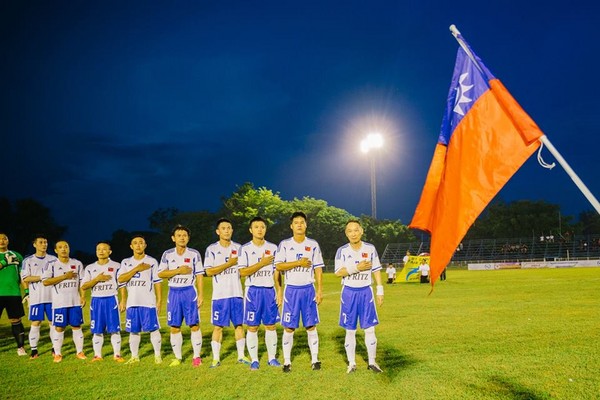 ▲飛馳壯老足隊帶大國旗征戰泰國世壯賽。(圖／何長發提供）