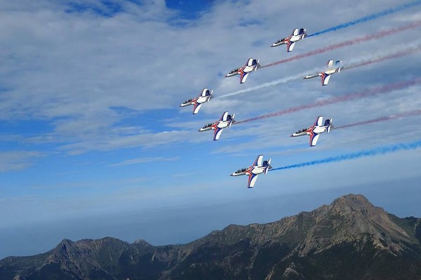 ▲▼ 空軍Po出雷虎小組編隊飛越玉山照。（圖／空軍司令部提供）