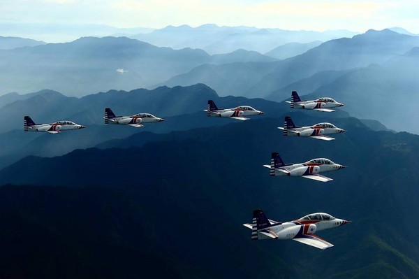 ▲▼ 空軍Po出雷虎小組編隊飛越玉山照。（圖／空軍司令部提供）