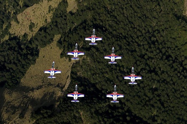 ▲▼ 空軍Po出雷虎小組編隊飛越玉山照。（圖／空軍司令部提供）