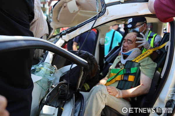 白色休旅車遭花蓮客運攔腰撞上，休旅車駕駛為前花蓮縣民政處長兼花蓮市代理市長周傑民，受困2小時脫困。（圖／記者王兆麟攝）