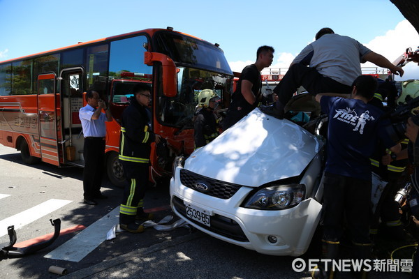 白色休旅車遭花蓮客運攔腰撞上，休旅車駕駛為前花蓮縣民政處長兼花蓮市代理市長周傑民，受困2小時脫困。（圖／記者王兆麟攝）