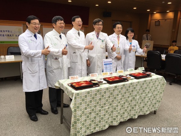 台大開發「樂齡飲食」 無牙長者也能用「壓的」吃大餐 。(圖/記者嚴云岑攝)